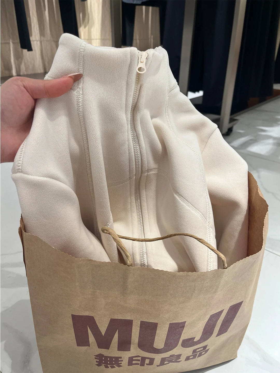 

Бежевая женская толстовка с капюшоном на флисовой подкладке, приталенного кроя, осенне-зимняя, утепленная, с длинными рукавами, из полиэстера