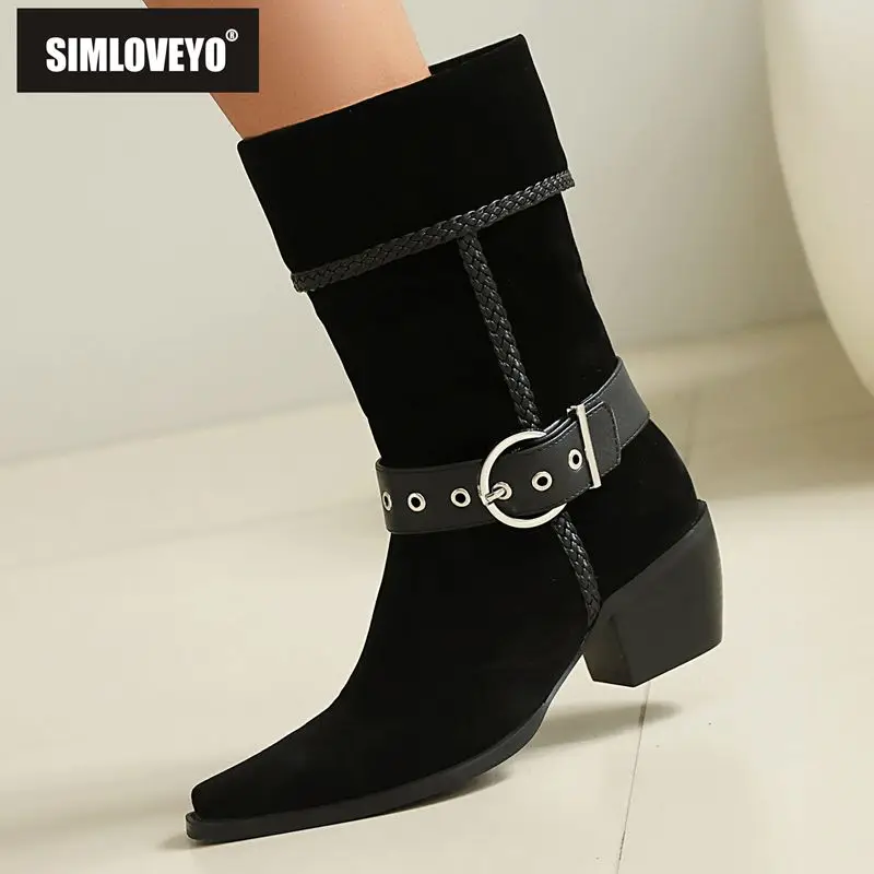 

SIMLOVEYO Design, женские замшевые сапоги до середины икры из флока, острый носок, 5,8 см, на массивном каблуке, без шнуровки, с пряжкой на ремне, большой размер 42, повседневная одежда