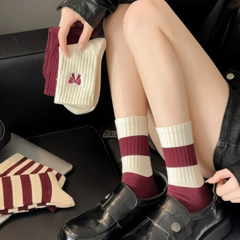 ถุงเท้าลายทางสีแดงแบบสุ่ม 5 คู่, ถุงเท้าสีแดงแองโกร่าสำหรับผู้หญิง, ถุงเท้าความยาวครึ่งน่อง, ถุงเท้ายาวอเนกประสงค์แบบลำลองสีเบอร์กันดีสำหรับฤดูใบไม้ผลิและฤดูใบไม้ร่วง