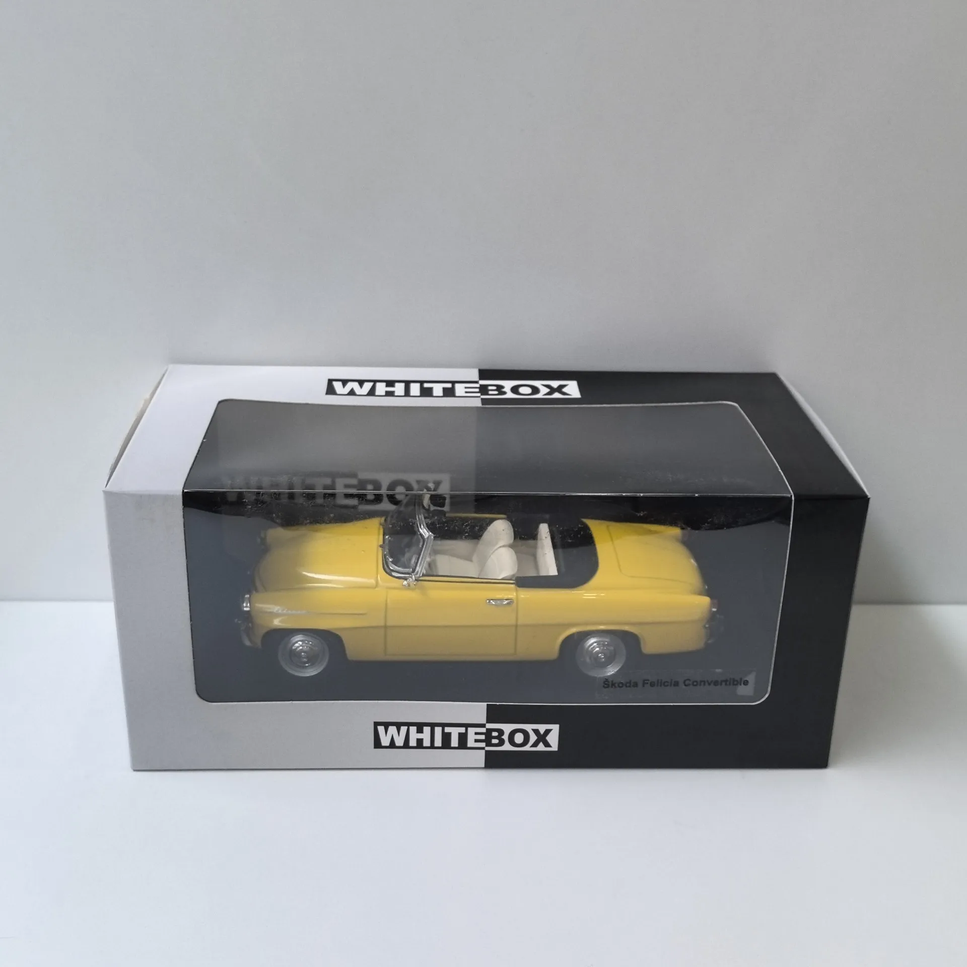 Diecast WHITEBOX 1/24 Scale SKODA FELICIA Convertible Alloy Car Model Collectible Toy Gift Souvenir Display Ornament