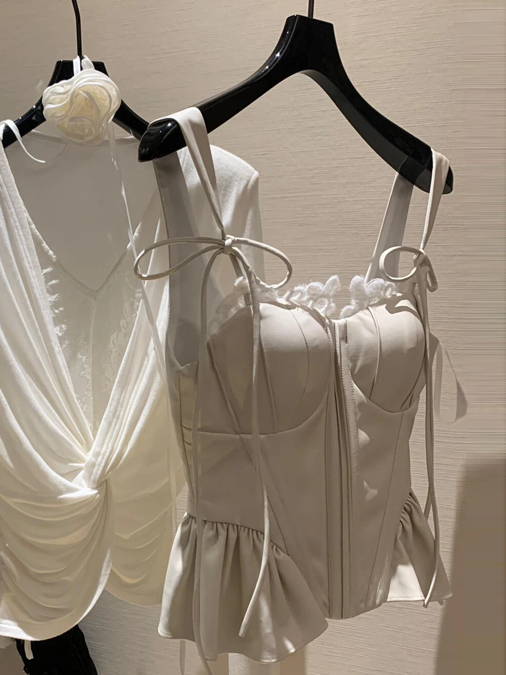 

Тайский красивый топ на бретельках для женщин: нижнее и верхнее белье, высококачественный уникальный дизайн, с завязками на талии, утягивающий, укороченный.