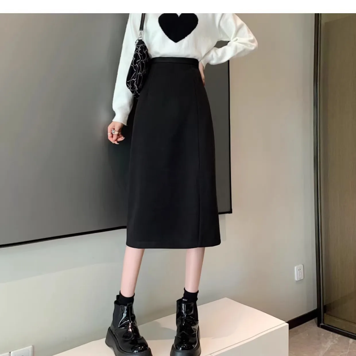 Saia midi preta de cor sólida para mulheres, outono comprimento médio saia evasê, 2025 nova versátil e elegante cintura alta dividida oi