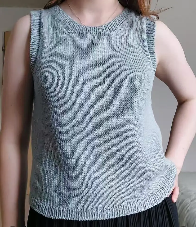 Ärmellose Strickweste im minimalistischen Stil für Damen, modisch und vielseitig, ideal zum Abnehmen im Sommer. – Detail 2