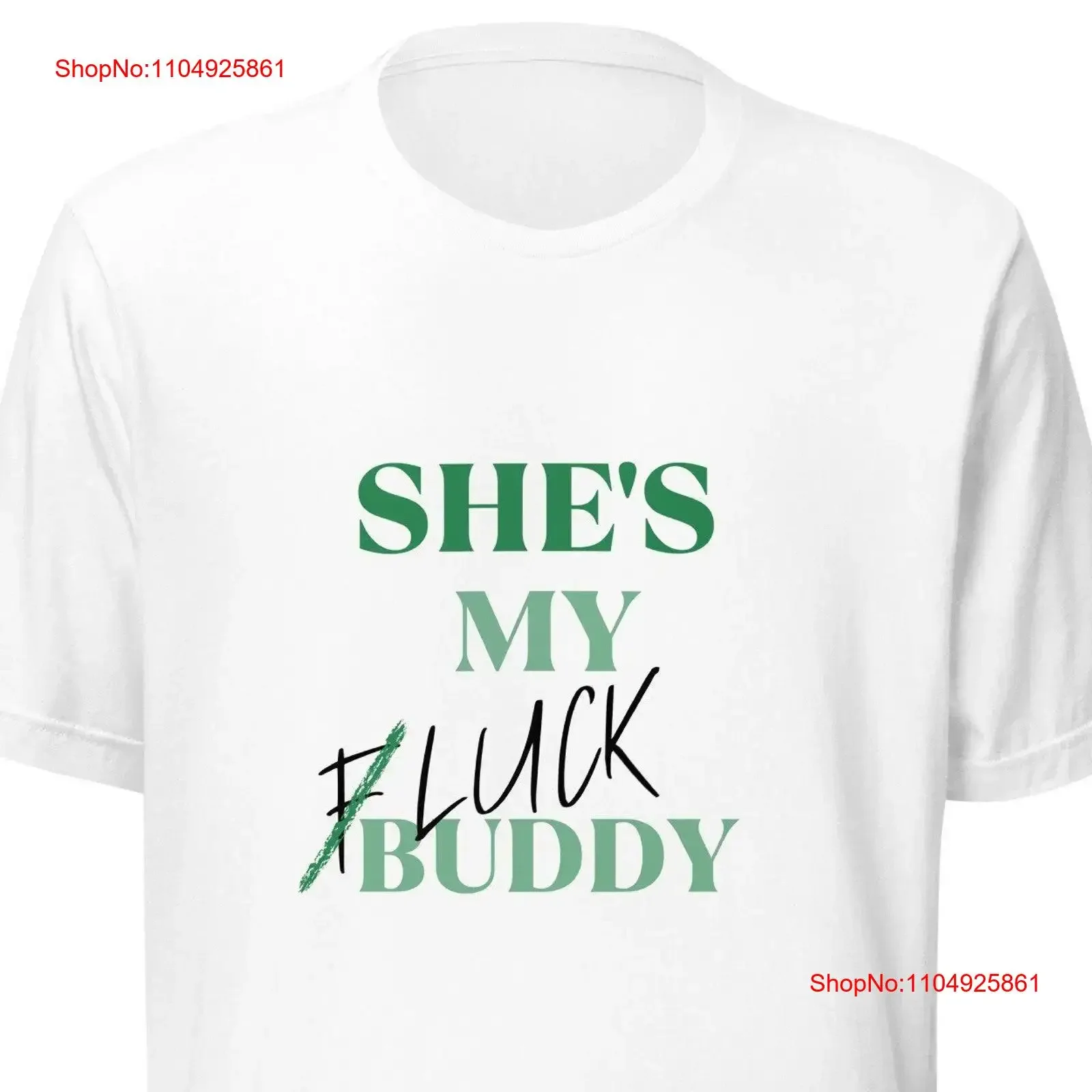 

Футболка с юмором She s My Luck Buddy, винтажная стираная уличная одежда, топ для повседневной носки, универсальная дышащая стильная мужская футболка