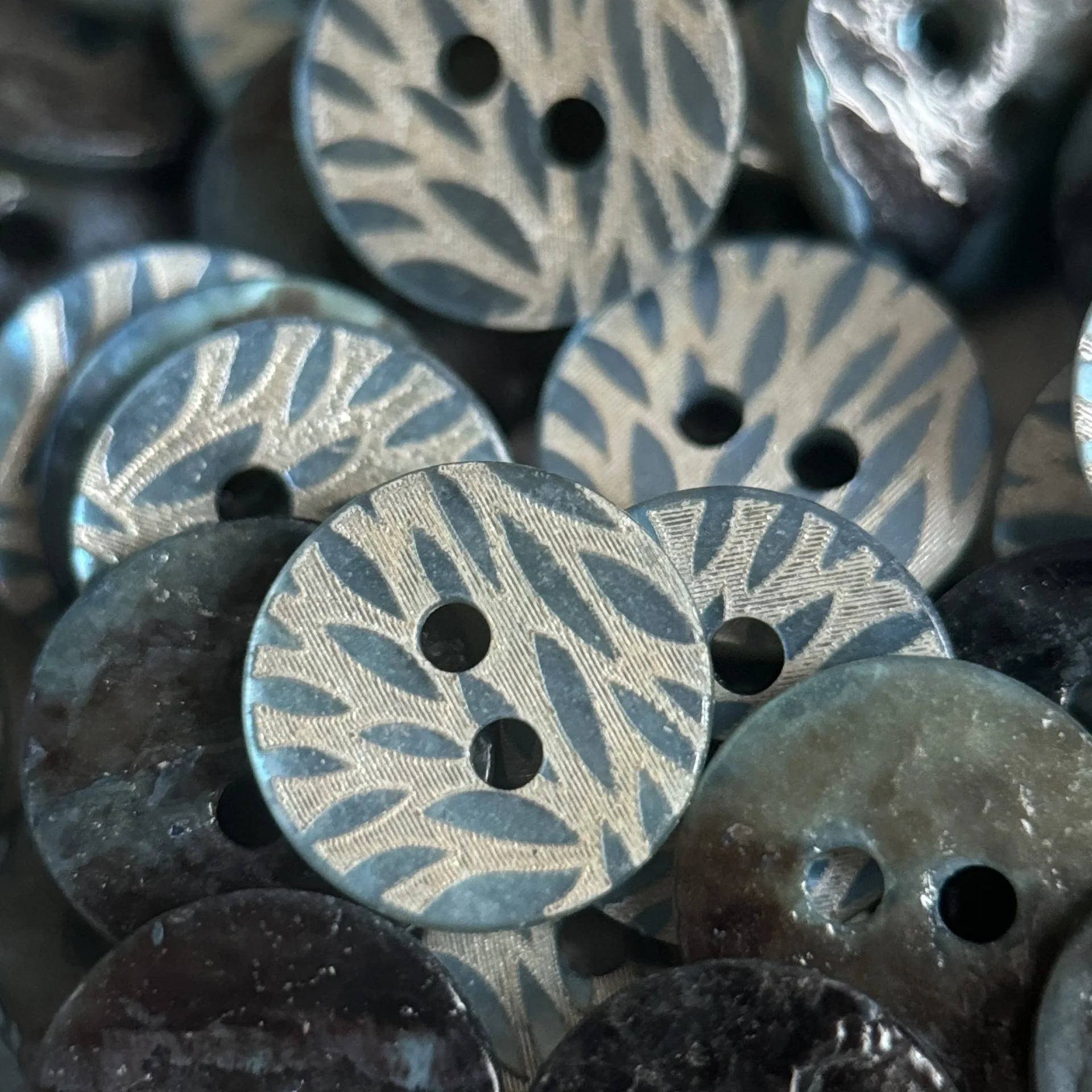 20Pcs 11.5mm Natural Shell Button for Vintage Shirt Coat Blue Leaf Two-Hole Small Clothes Decorative Accessories D124
