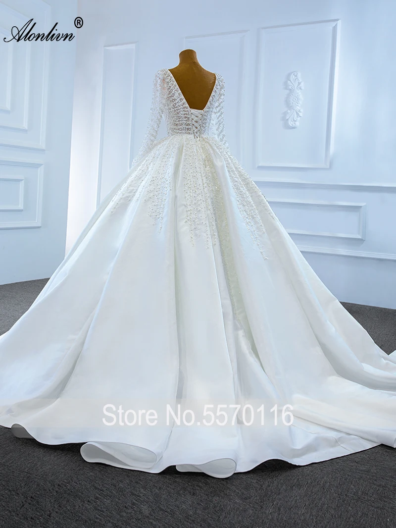 ชุดแต่งงานทรงเอไลน์แบบสั่งตัดของจูเลีย คุย ประดับมุกสวยหรู พร้อมสายรัดคอแบบคอร์เซ็ทและชายกระโปรงยาว