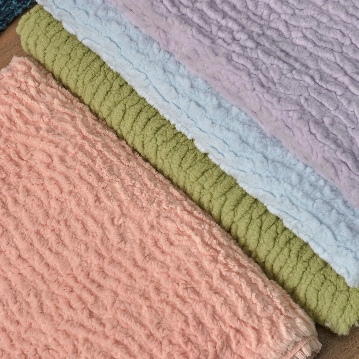 

1mx1.65m Imitation Rabbit Hair Embossed Fabric, Caterpillar Blanket Fabric, Clothing Pillow Made of Polyester Velvet Fabrics