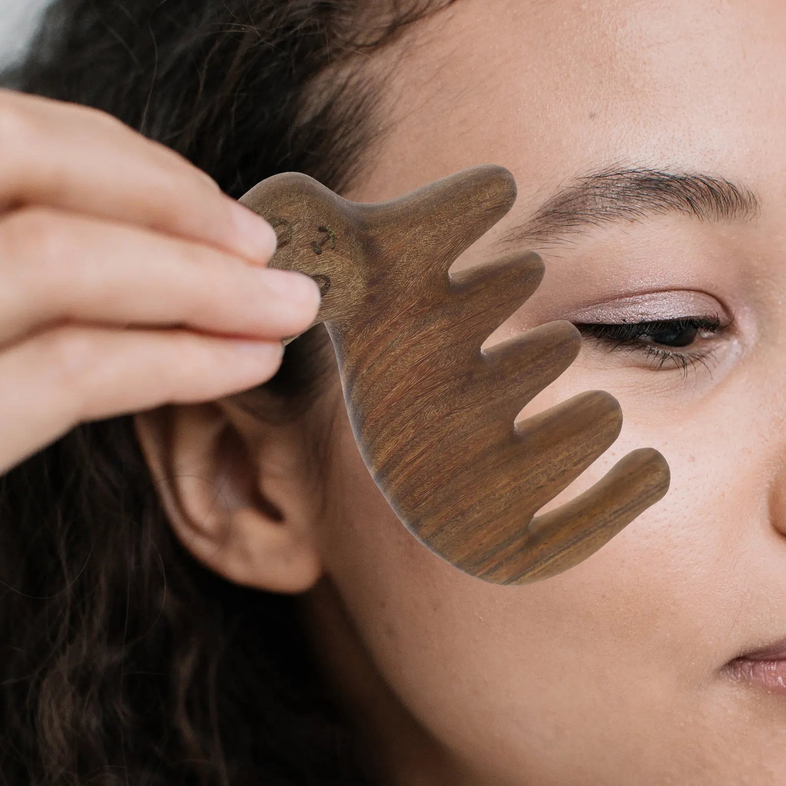 

Массажная расческа с широкими зубьями в форме кошки, из сандалового дерева, для ухода за кожей головы, для гладких волос, легкий массажер для головы на каждый день