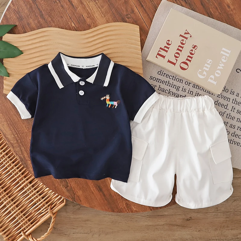 Conjunto de 2 Piezas de Camiseta Polo para Niños de 0 a 5 Años, Manga Corta, Azul Marino, Bordado de Caballo, Top y Pantalones Cortos Blancos, Ropa Casual de Verano