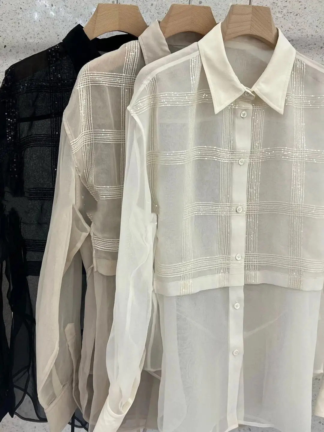 

Long sleeved versatile slimming design with a sense of style and a checkered see through shirt made of silk
