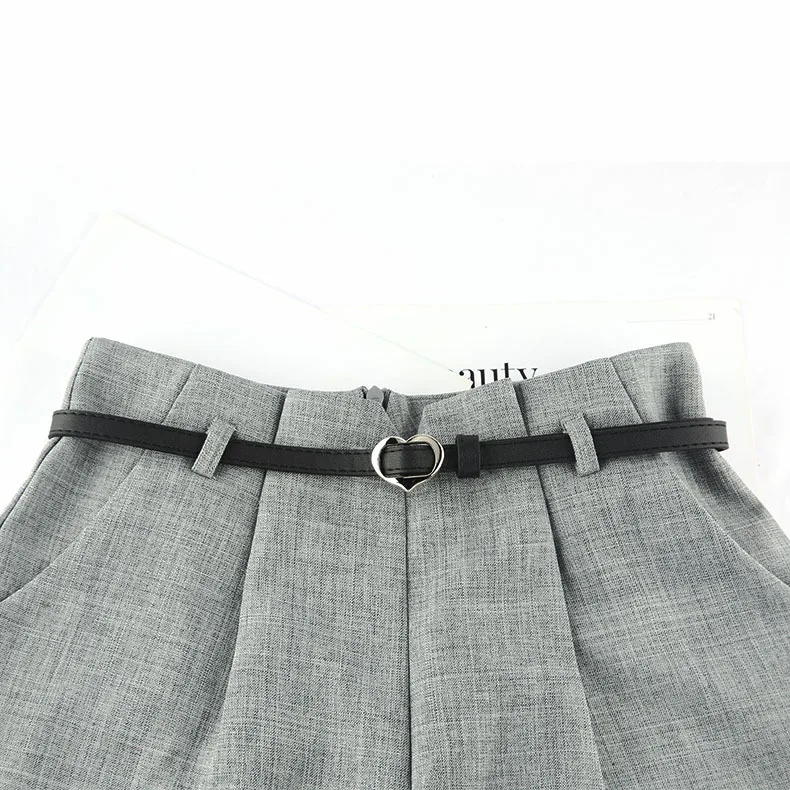 

Летний черный пояс с маленьким сердечком и тонкими подходящими брюками в стиле вестерн. Простой и универсальный ремень. 2025 Новое модное украшение.