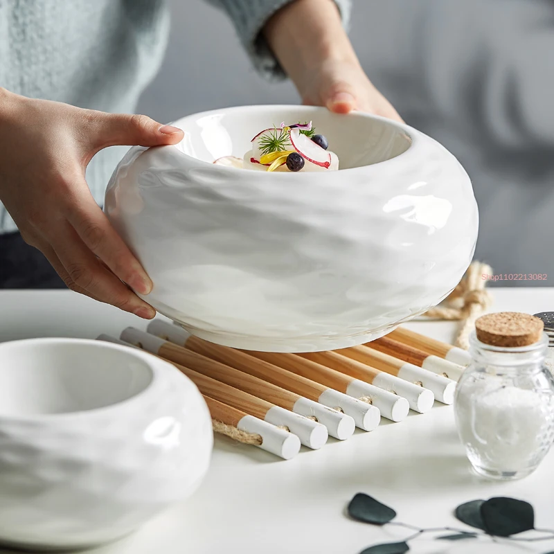 

Белая тарелка специальной формы. Сферический ресторан. Двухслойная изоляционная посуда. Высококачественная французская западная еда.