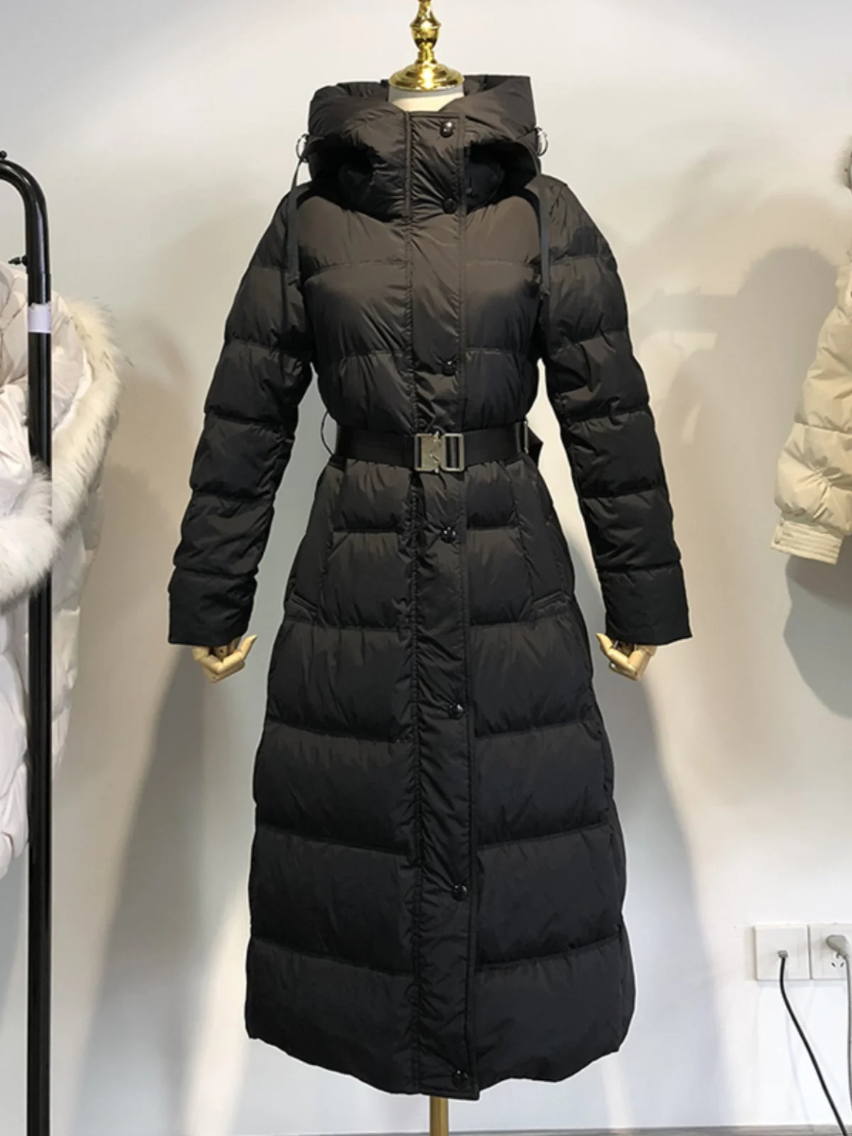 

Женский пуховик облегающего кроя длиной выше колена, роскошный, простой, с завязкой на талии, для похудения, средней длины, новинка 2024 г.