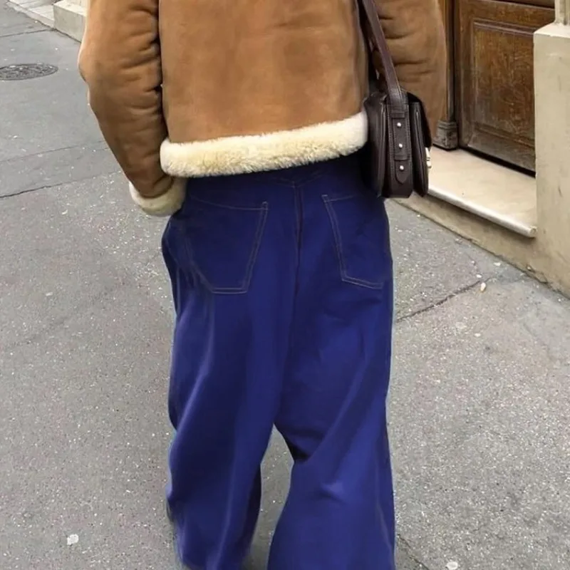 Stylowe, luźne spodnie damskie w stylu amerykańskim z dwoma kieszeniami, niebieskie, z prostymi, szerokimi nogawkami.