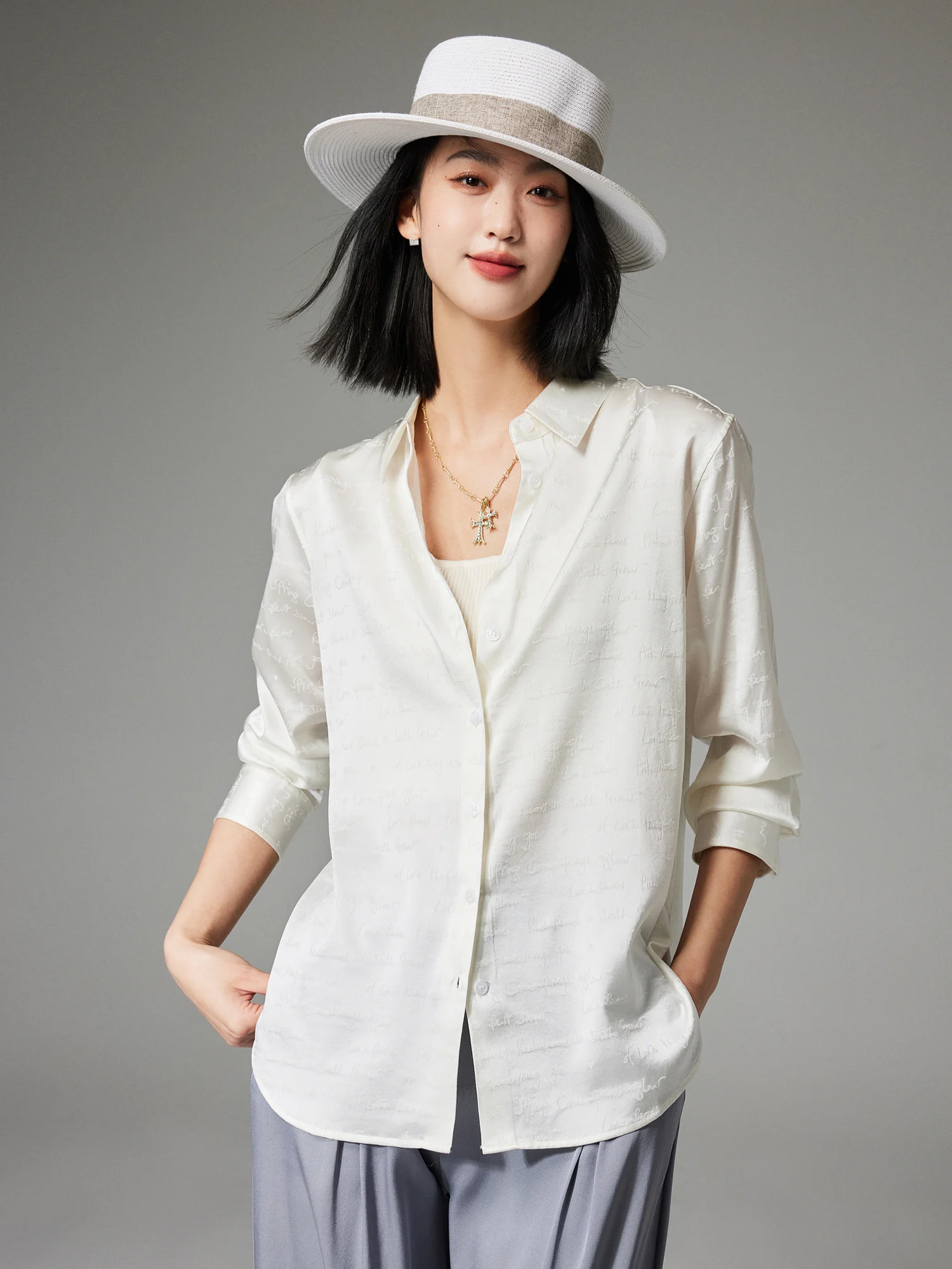 

Блестящая шелковистая рубашка с длинным рукавом и буквенным принтом, из плотного шелка, с темным узором и вышивкой, прямого кроя, в деловом стиле, однотонная.