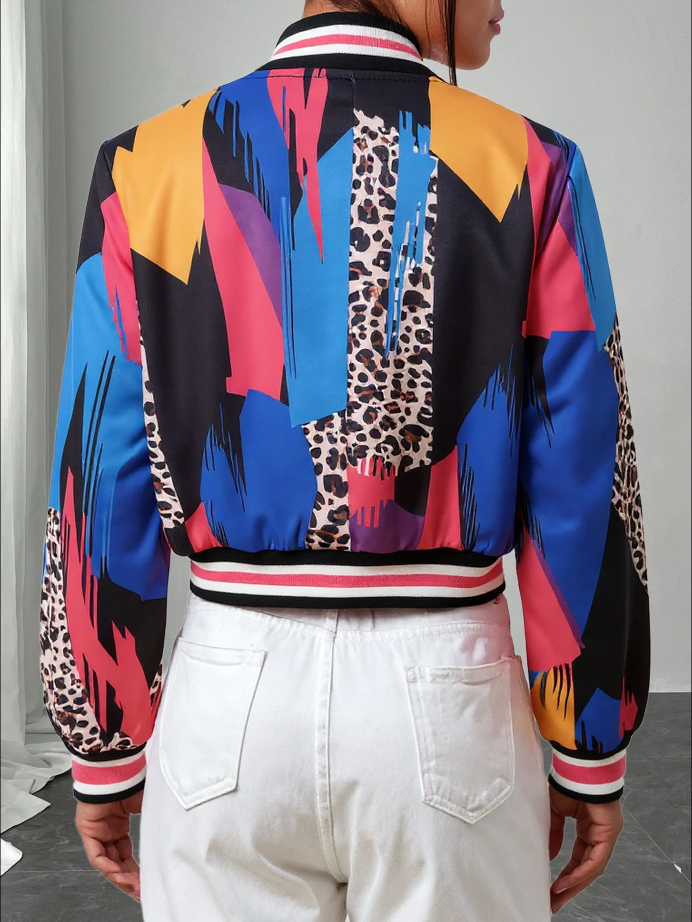 Damen-Bomberjacke im Varsity-Stil mit Leopardenmuster, für Schul- und Streetwear, Herbst, kurz geschnitten, lange Ärmel, mit Knöpfen, Stehkragen, kurzer Mantel – Detail 3