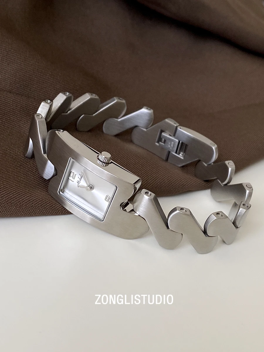 

Exquisite Women'S Wristwatch, Vintage Metal Wave Pattern, Luxurious And Sophisticated, Trendy, With A Delicate Chain Design.