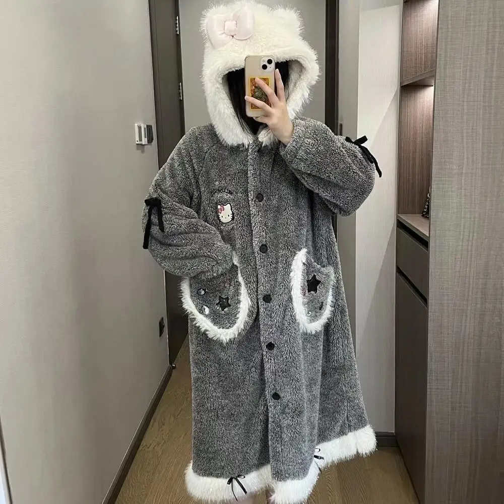 ชุดนอนผ้าพลัฌลายคิตตี้น่ารักสำหรับผู้หญิง ชุดนอนแขนยาวขายาวลายการ์ตูนซานริโอ ชุดนอนหนานุ่มสำหรับสาวๆ นักเรียน ชุดนอนฤดูหนาวให้ความอบอุ่น