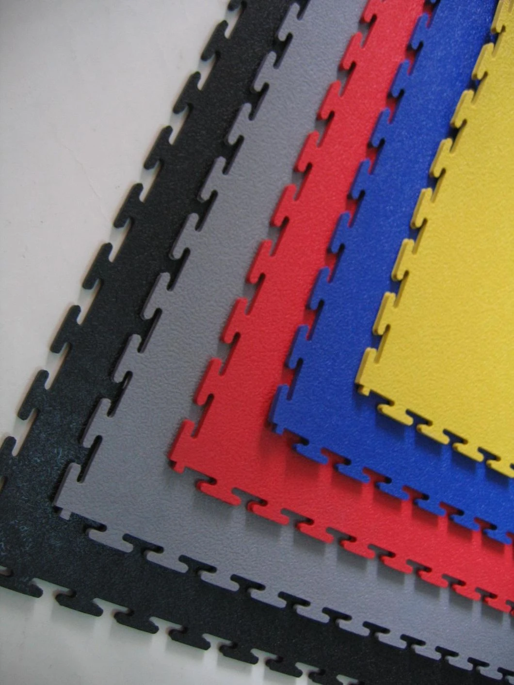 High Tensile Strength Portable Plastic Garage Flooring Tiles Modular PVC Garage Flooring Industrial Floor Tiles for Workshop