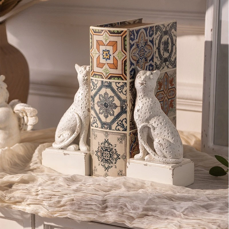French Retro Resin Craft Ornaments, Library Personalized Creative Bookends, Raccoon-shaped Desktop Decorations, Bookends