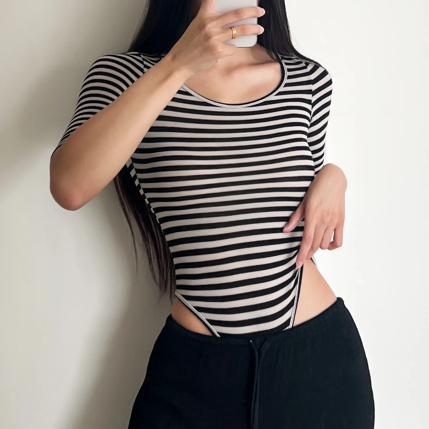 2205 섹시한 블랙 베이지 가로 스트라이프 반팔 바디수트 여성용 O넥 타이트 숏 점프수트 슬림핏 롬퍼 플레이수트