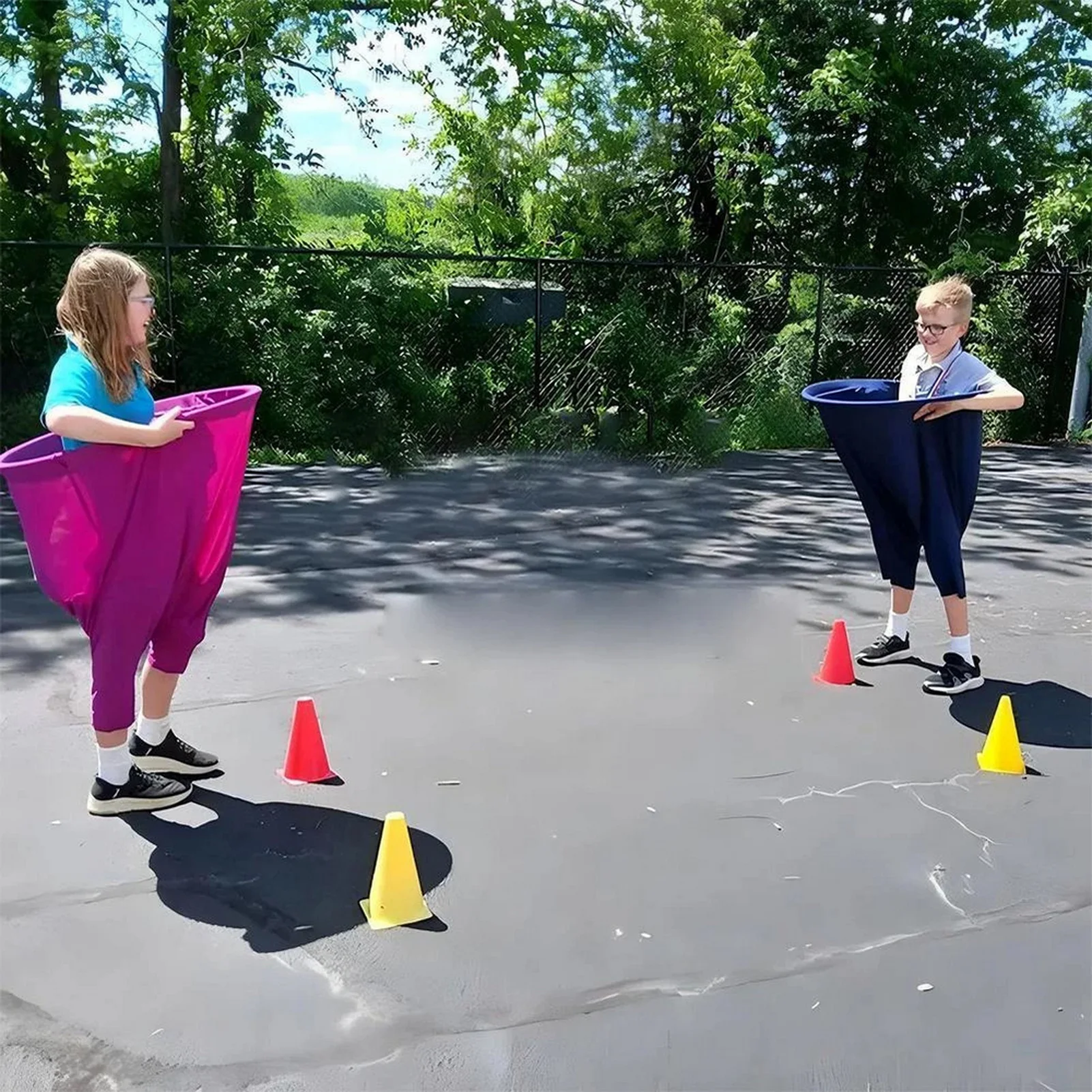 لعبة رمي الكرة في الهواء الطلق، لعبة الوالدين والطفل والأسرة الممتعة، ألعاب رياضية، سراويل الجدة، لعبة ساحة للعب في الفناء الخلفي على الشاطئ