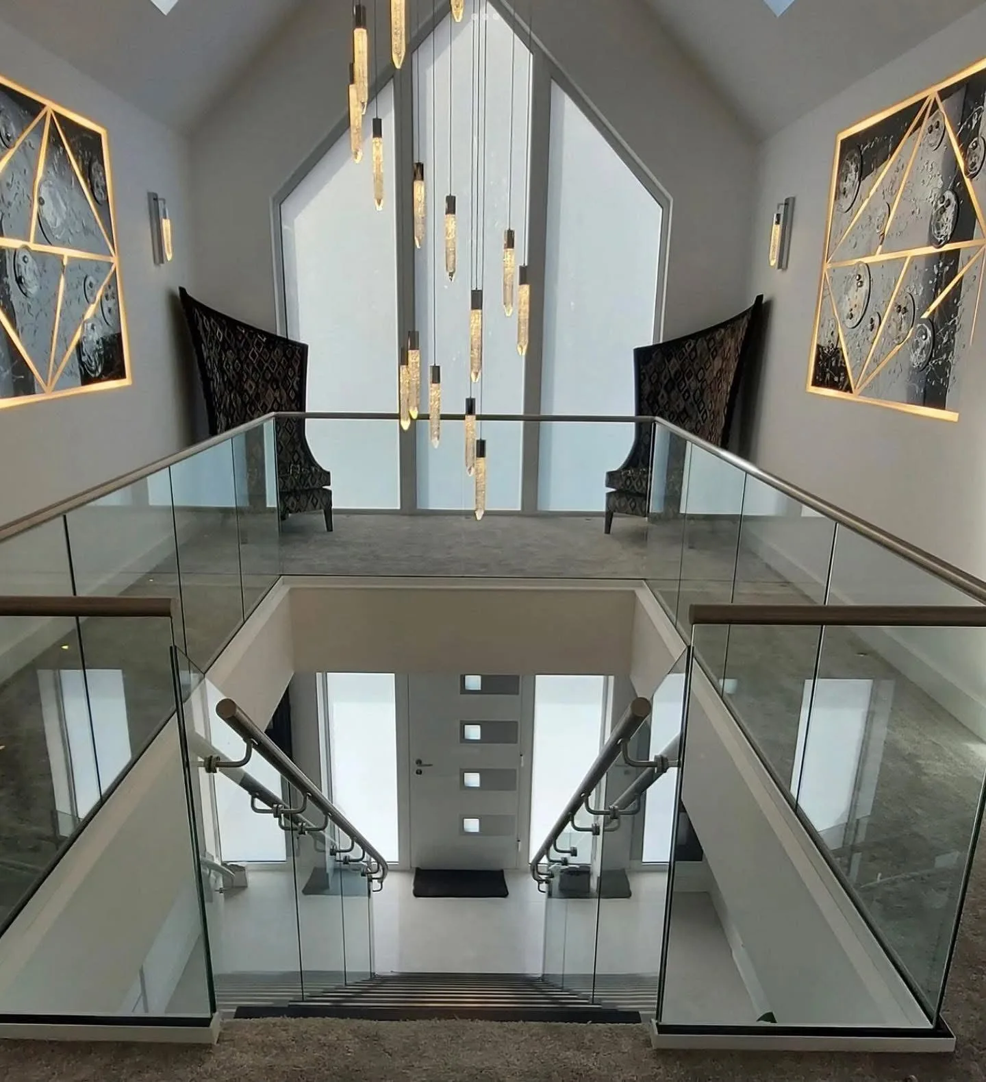 Personalizzazione delle scale galleggianti per interni galleggianti moderne in quercia bianca con ringhiera in vetro resistente, volo dritto in legno massello