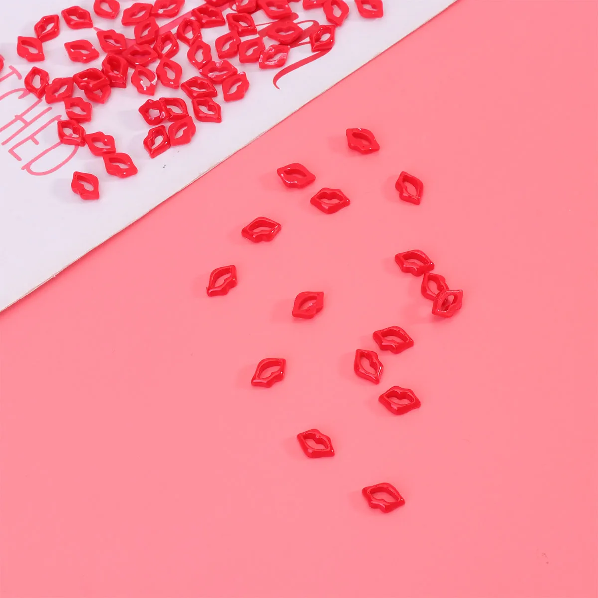 100 Stück DIY Handyhülle Aufkleber Rote Lippen Form Kreative Dekoration Bastelbedarf 10 mm Zufällige Farbe Handyhülle Zubehör Rot