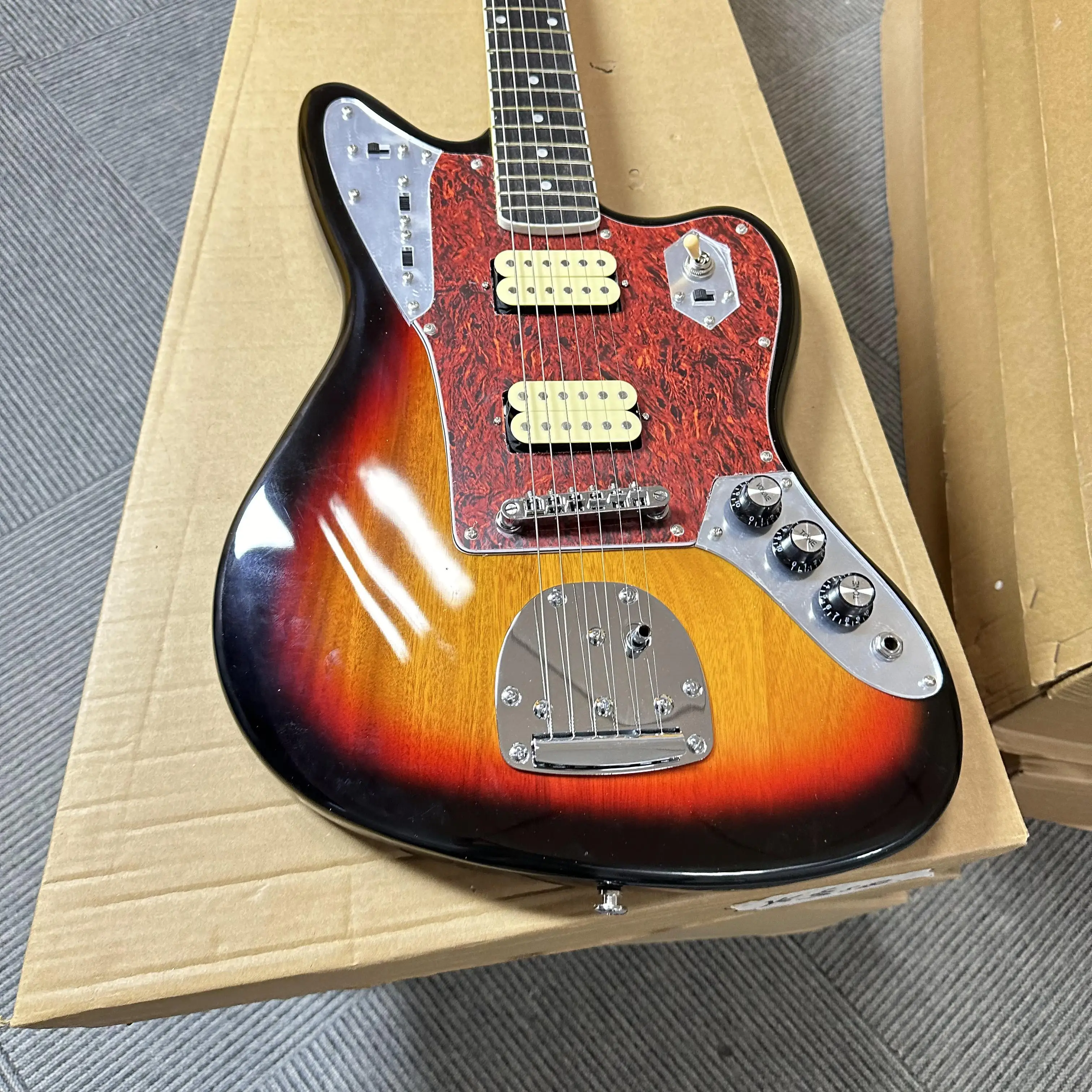 Gitar elektrik dengan bodi mahoni dan leher rosewood, berkualitas tinggi dan pengiriman gratis.