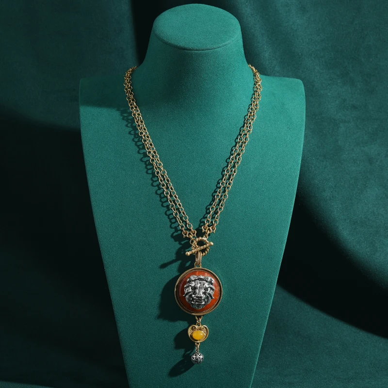 خمر الحجر الطبيعي القرص الأسد رئيس قلادة وقلادة للمرأة الفاخرة عالية الجودة العصرية مجوهرات سترة سلسلة جديد 2025