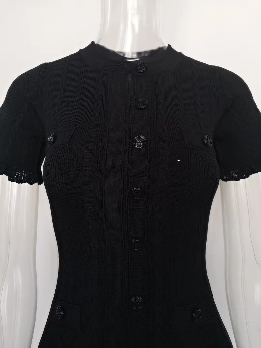 ZOCI فساتين نسائية بأكمام قصيرة مع خيط مجوف صف واحد مشبك ضيق رقبة مستديرة مكتب سيدة 2025 مجموعة ربيع جديدة