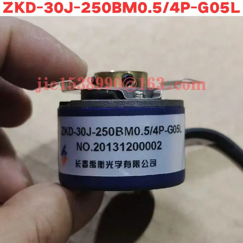 

Used Encoder ZKD-30J-250BM0.5/4P-G05L ZKD 30J 250BM0.5 4P G05L Normal Function Tested OK