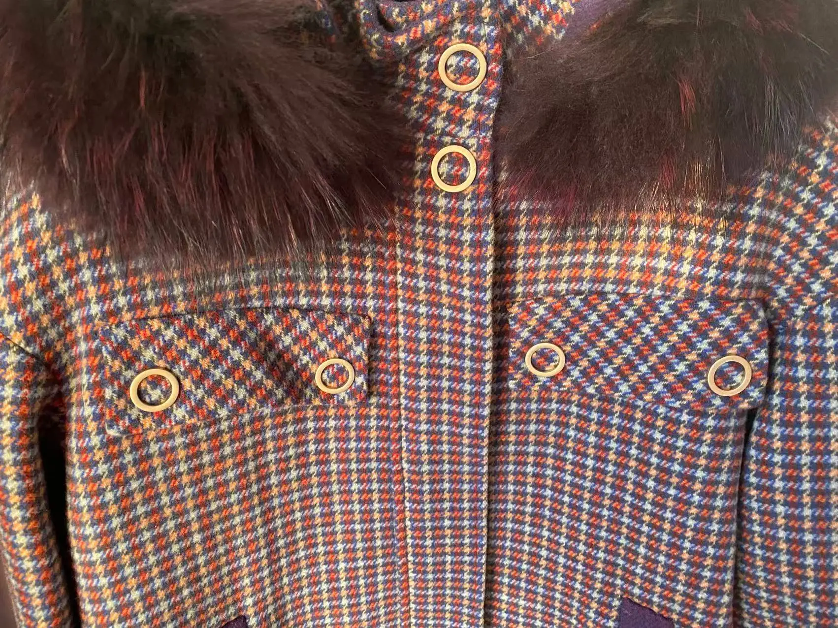 2025 Winter Plaid Coat Fur-Lined Hood Contrasting Details A single coat exudes retro elegance and luxury—a fashionable overcoat