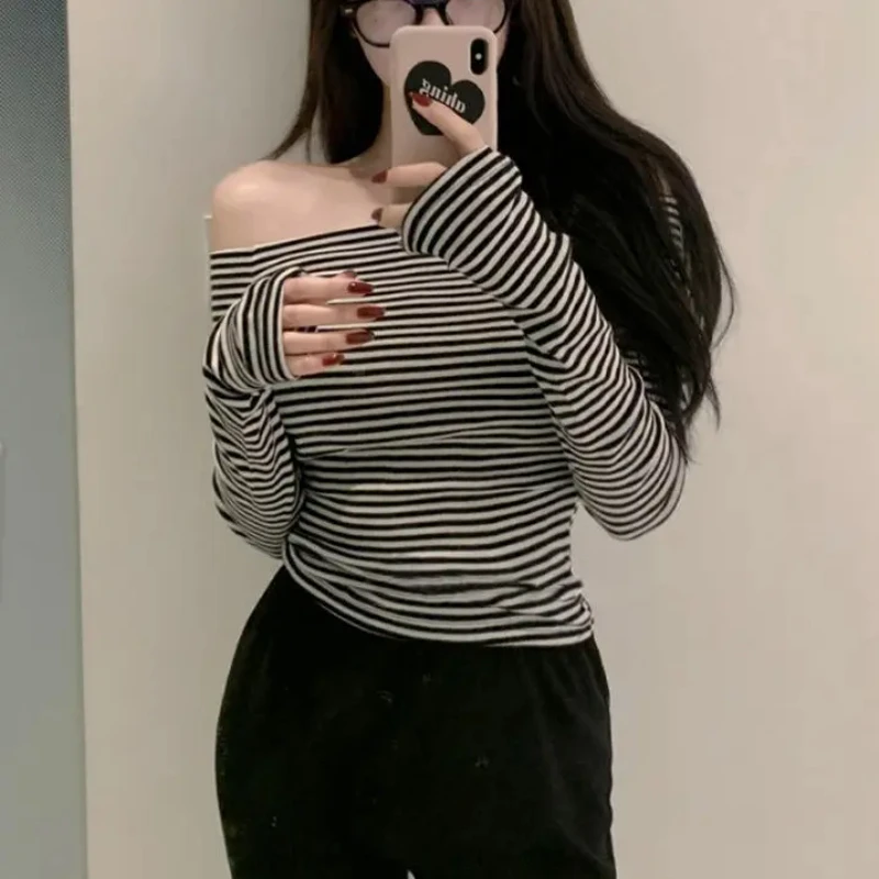 Damska koszulka z długim rękawem w paski z dekoltem typu slash, dopasowana, krótki top bazowy, prosty i uniwersalny, styl Y2k, jesień 2025.