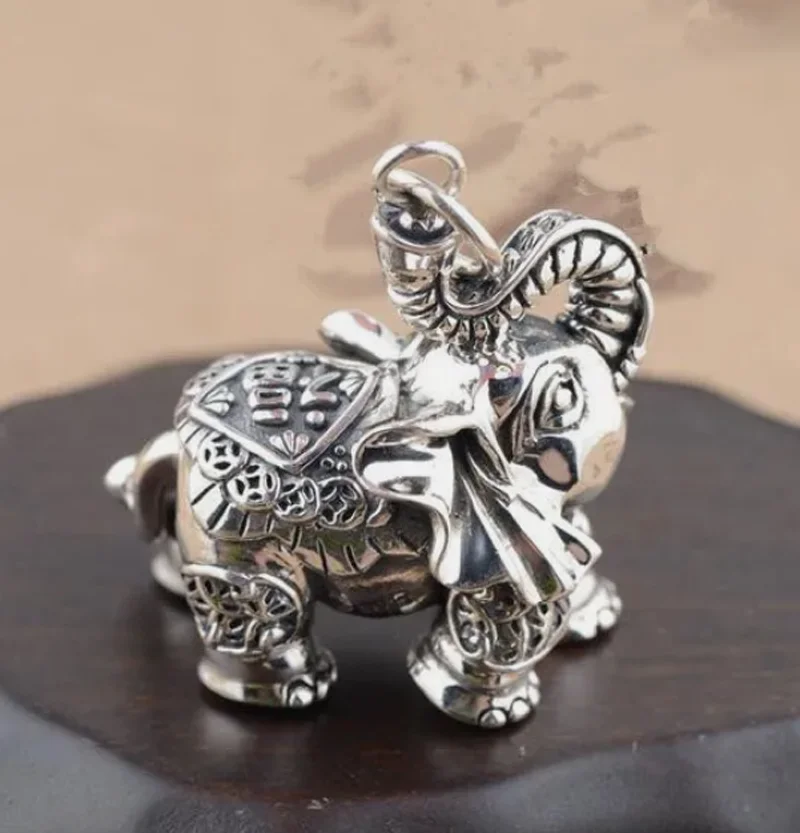 Collectable Chinese Tibetan Silver Carving Animal Elephant  Exquisite Small Pendant Statues