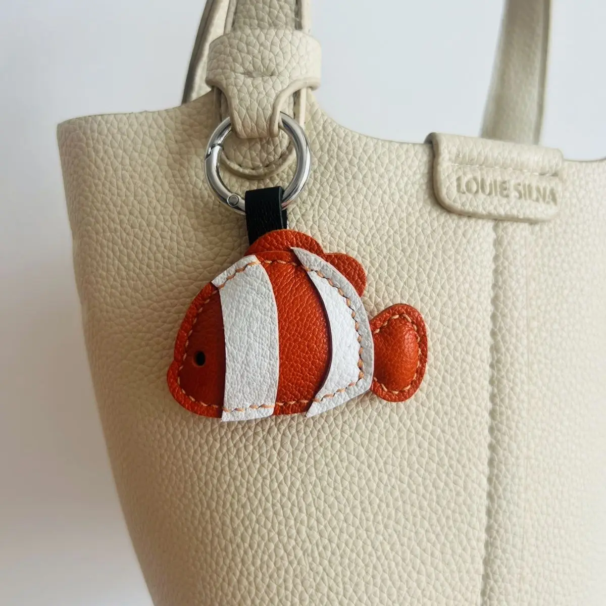 

Handmade genuine leather clownfish bag charm and keychain cute car key holder simple souvenir gift