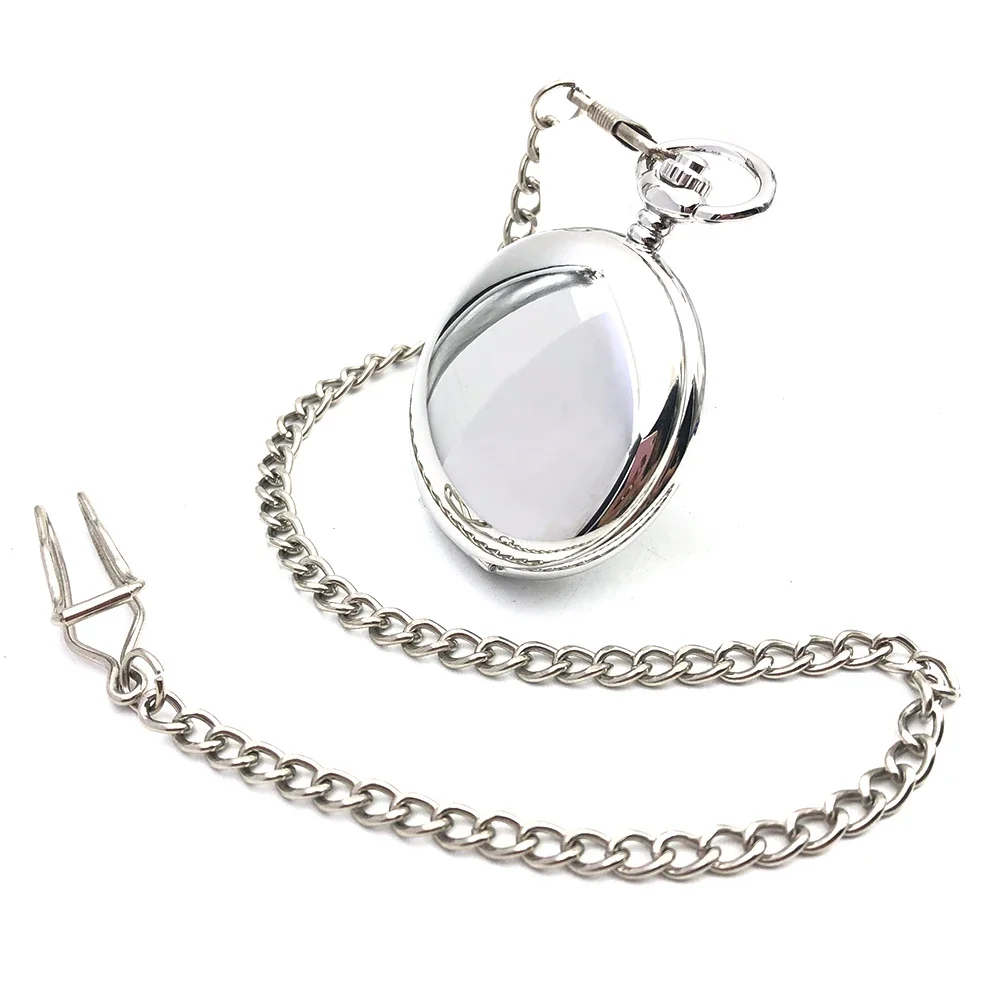 שעון כיס מכני לגברים עם מספרים רומאיים בצבע כסף חלק, מראה לבן ורוח ידנית, עם שרשרת ושעון צייד מלא