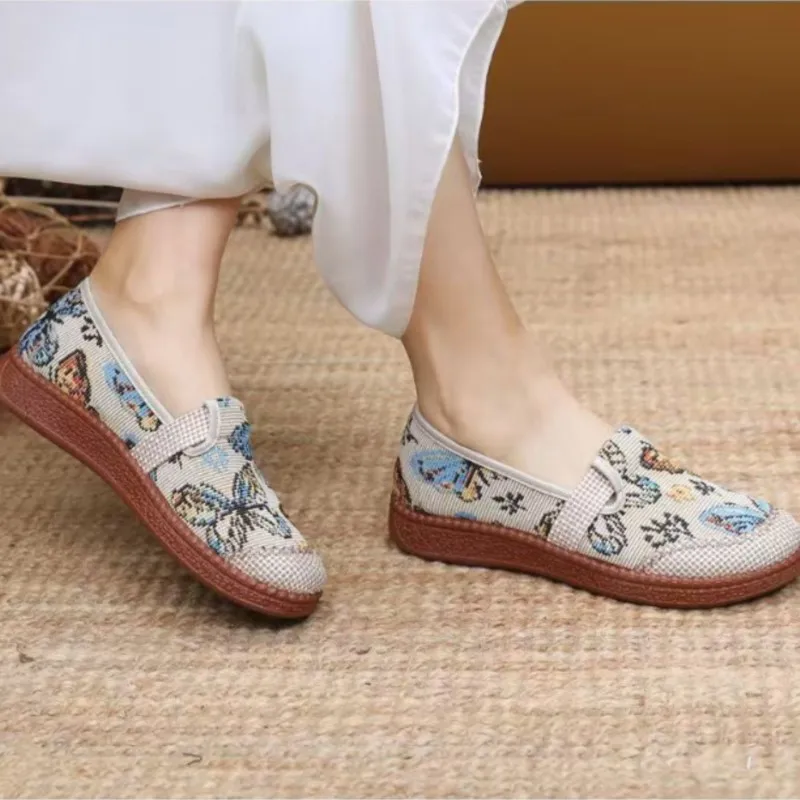 Zapatillas de pescador bordadas transpirables de nuevo estilo para primavera/verano 2026, pantuflas de una pieza para personas de mediana edad y mayores