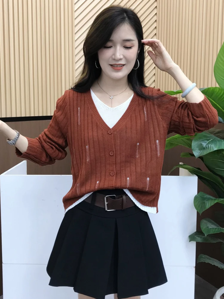 Elegancki sweter damski przeciwstarzeniowy, idealny na dojazdy do pracy, swobodny, dzianinowy, prosty, uniwersalny, średnio cienki, z dekoltem w serek, długi rękaw.