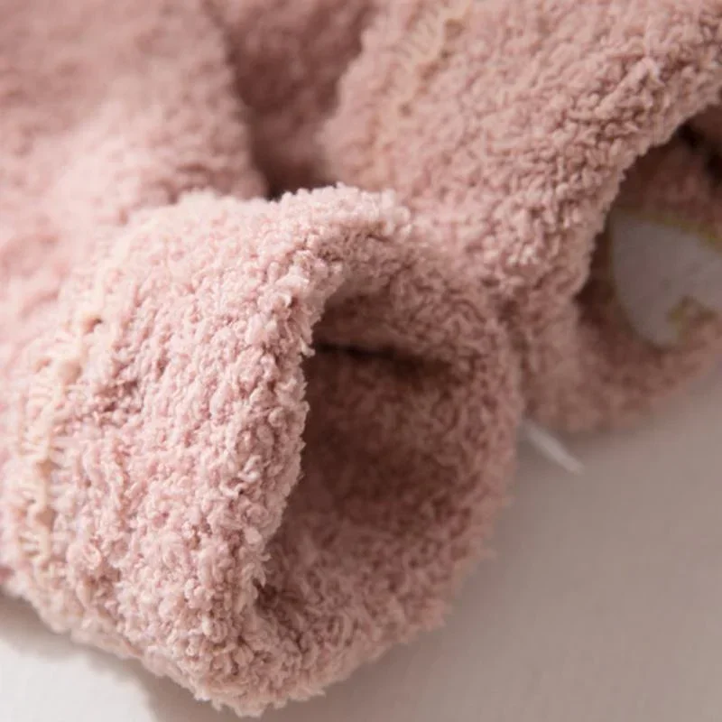 Dicke bedruckte Liebessocken für Damen – warme Wintersocken, niedliche, lässige Plüsch-Schlafsocken für Zuhause, flauschige Korallen-Fußwärmer – Detail 11