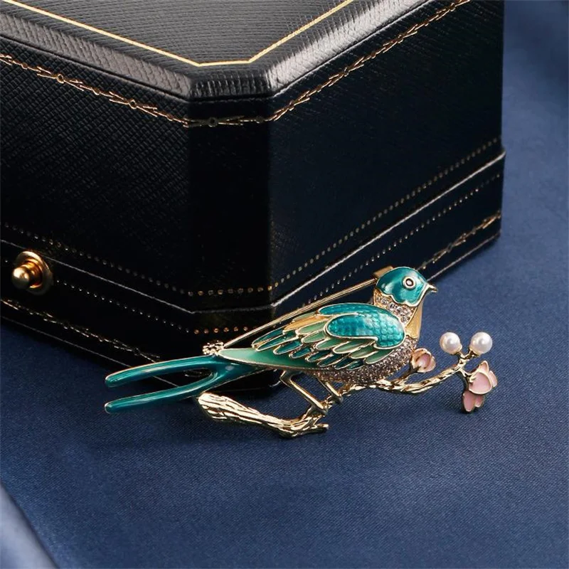 1 قطعة بروش الطيور الموضة للنساء الرجال الطيور الرجعية على فرع نمط دبابيس دبابيس مجوهرات اكسسوارات هدايا الحفلات 2025