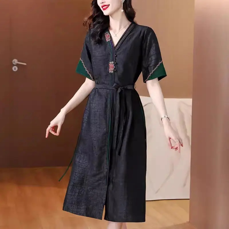 

Short Sleeve Dress Retro 2024 Summer New Middle Aged And Elderly Mom's High End Retro V-Neck Embroidered Dress K394