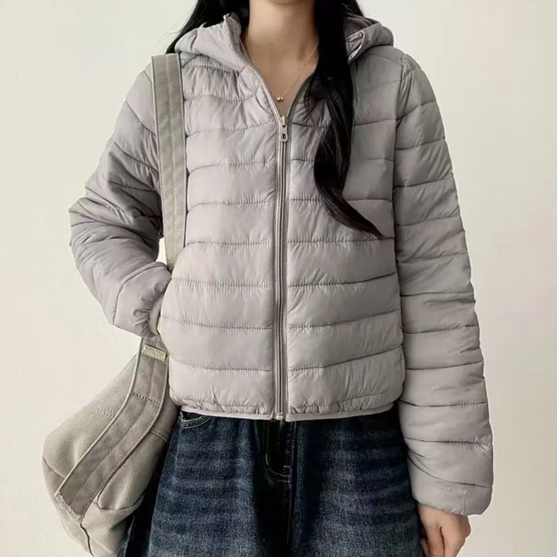 เสื้อแจ็คเก็ตขนเป็ดผู้หญิง สีขาว น้ำหนักเบา บางเบา สไตล์พัฟ ทรงสลิม ใส่เป็นเสื้อคลุมด้านใน มีฮู้ด เหมาะสำหรับใส่เดินทาง ทรงเข้ารูป