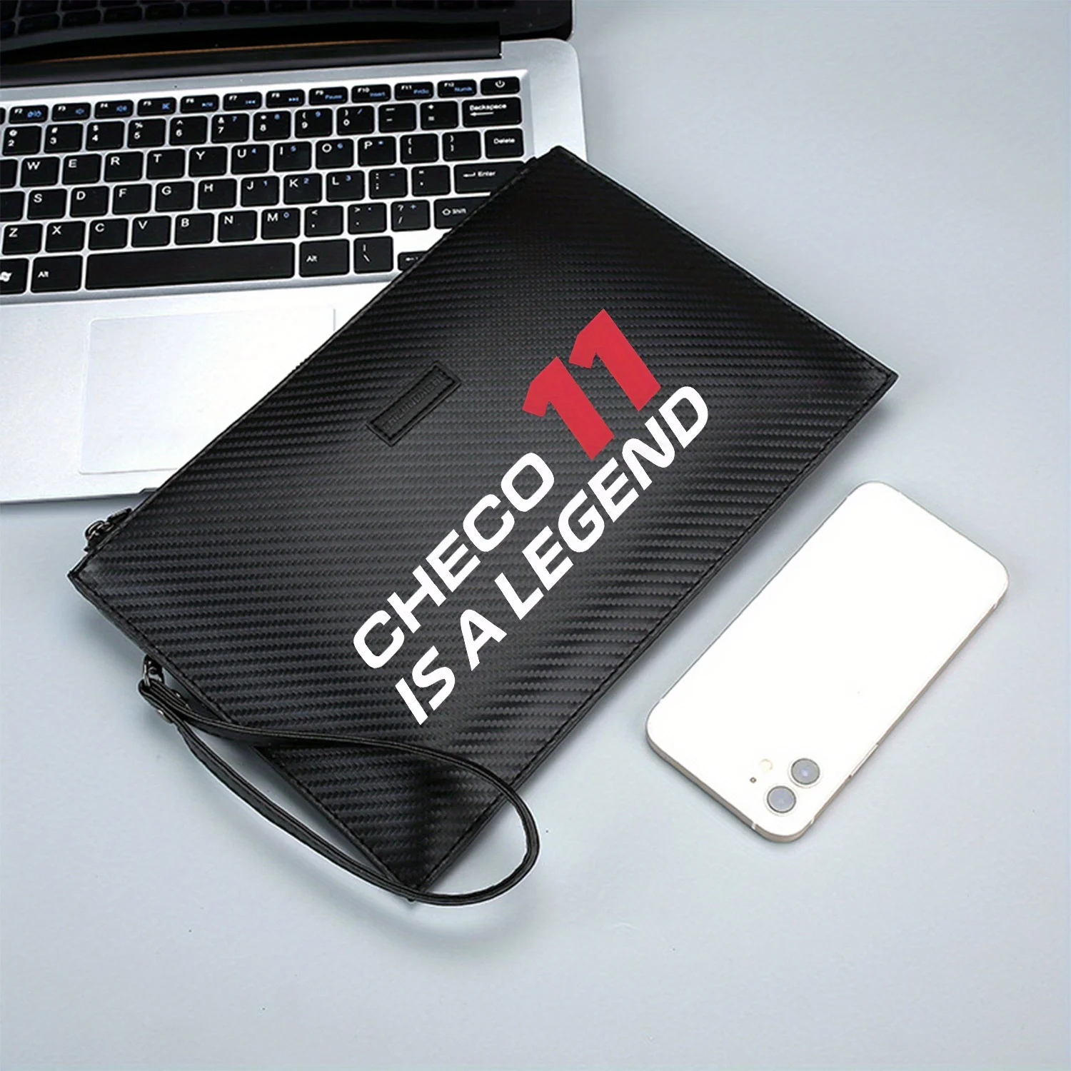 Checo Eleven Legend هو حقيبة يد رجالية رائعة ومطبوعة من البولي يوريثان عصرية وعملية للحمل اليومي