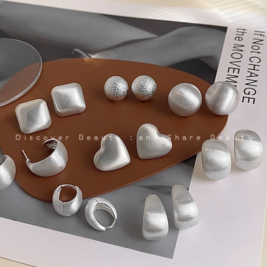 

Аксессуары для самостоятельного изготовления: серьги с матовой текстурой и геометрическим узором, модные женские серьги для повседневной носки, серьги в стиле «холодный ветер», корейские серьги премиум-класса.