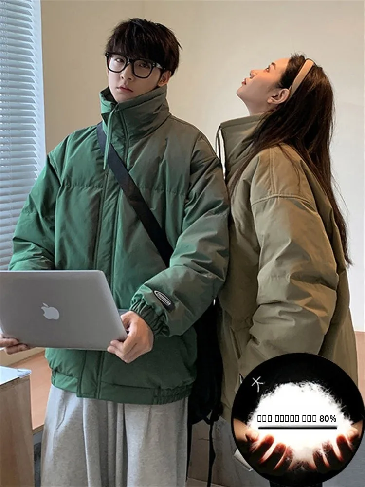 

Парные зимние куртки средней длины: мужская парка и женское хлопковое пальто с утеплителем, молодежный трендовый стиль