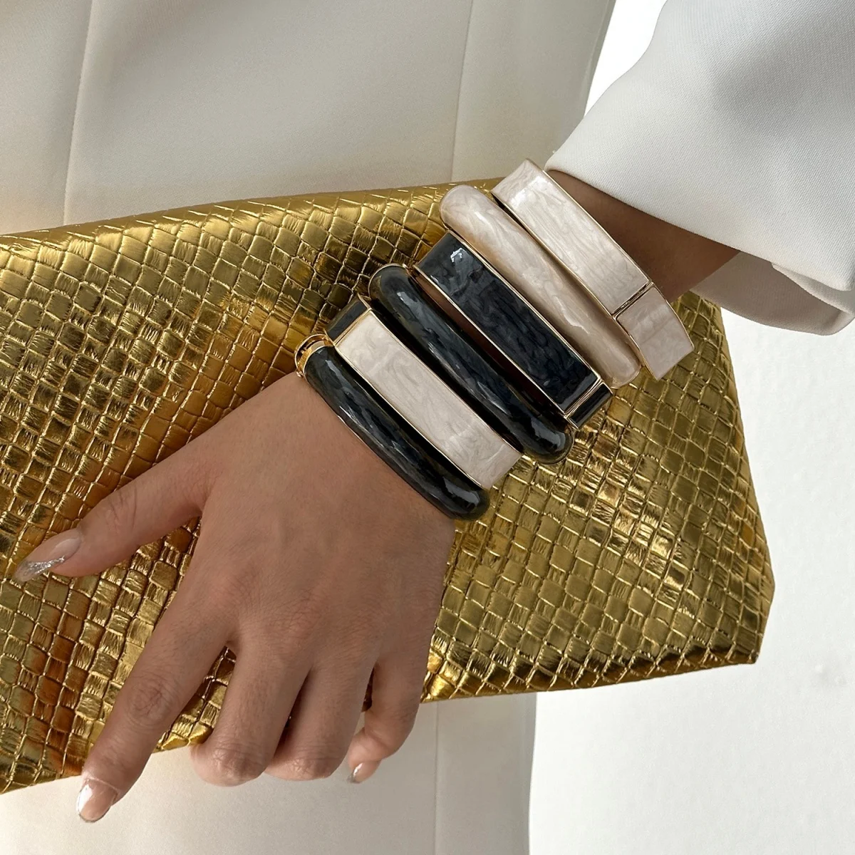 Vintage schlichte schwarz-weiße Emaille-Armreifen in ovaler und quadratischer Form für Damen und Herren, modische geometrische Metall-Armreifen, Alltags-Punk-Schmuck – Detail 4