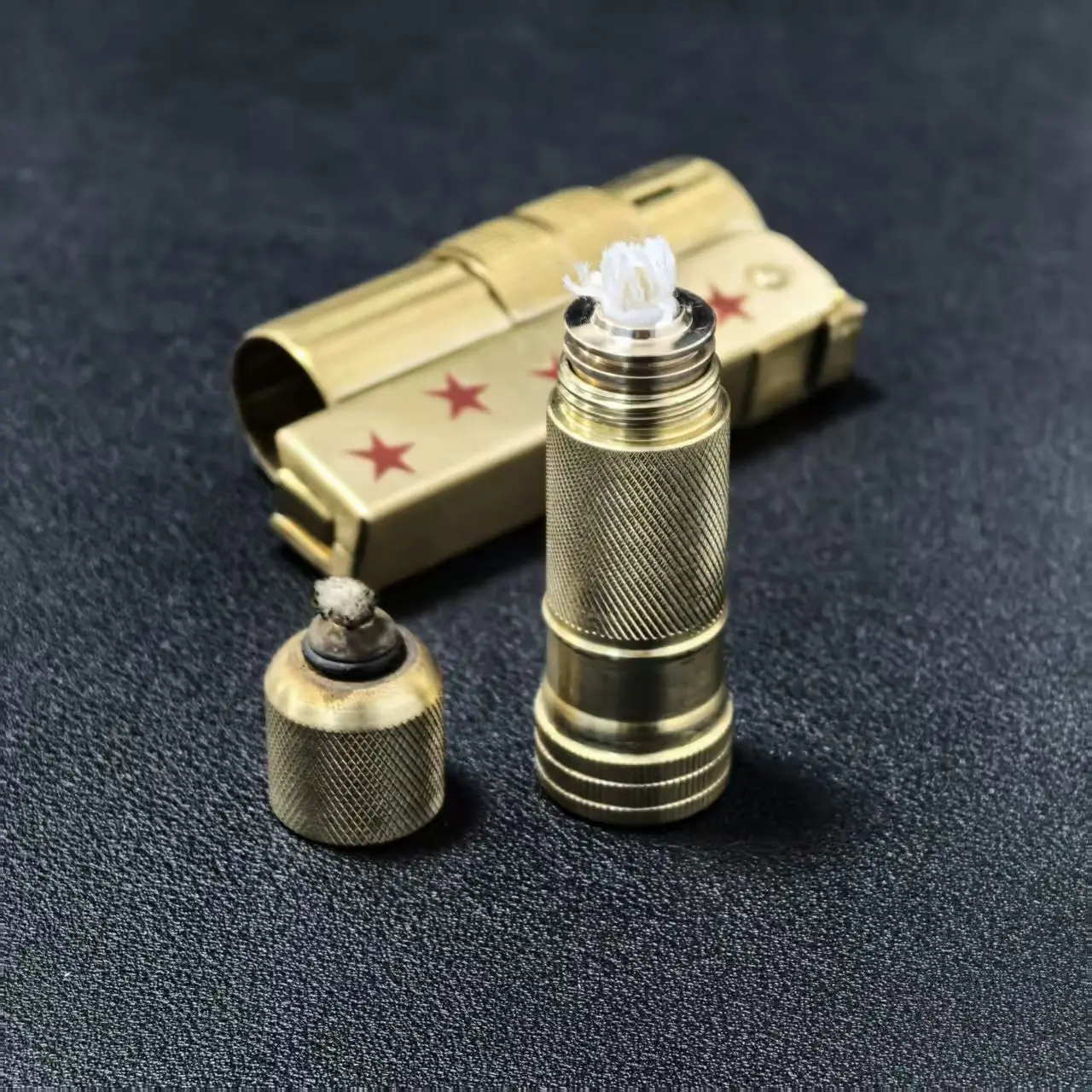 

Карманная зажигалка IMCO Classic 6700, винтажная толстая латунь, корпус, эмаль, красные звезды, керамирование и топливо, латунная вставка, масляная камера, подарок для мужчин