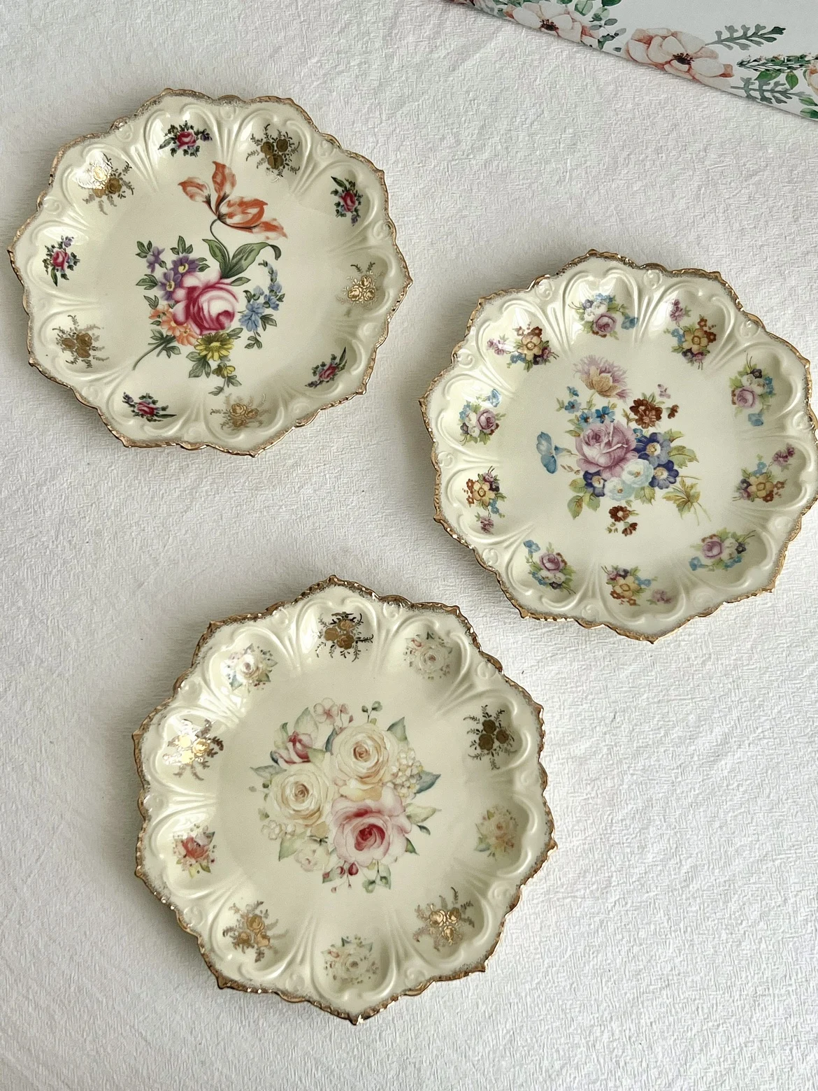 Palace style retro European style rococo octagonal gold plate with antique beige flower ceramic dish