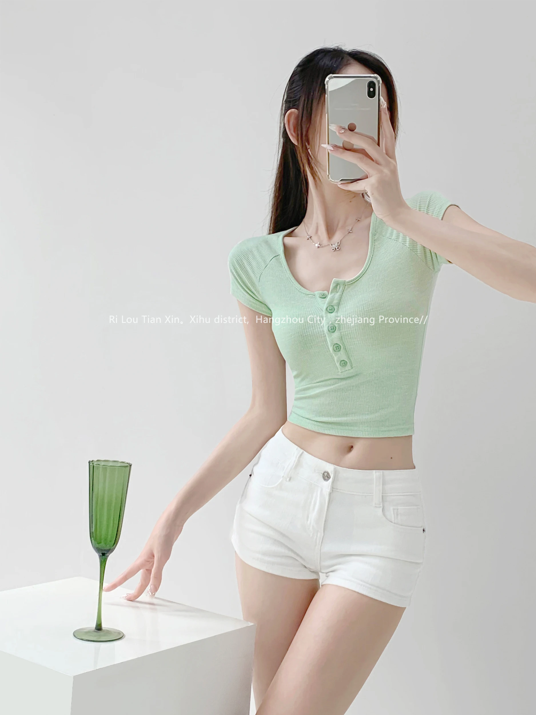 Summer New 2024 Short Sleeve Low Collar Single Breasted T-shirt Women Spicy Girl Cinching Waist Solid Slim Knit Short Top 6GX1